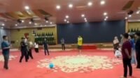 Aula Rumah Dinas Gubernur Sumut sedang digunakan untuk bermain bola.