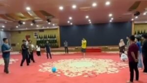Aula Rumah Dinas Gubernur Sumut sedang digunakan untuk bermain bola.