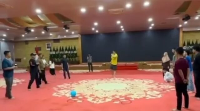 Aula Rumah Dinas Gubernur Sumut sedang digunakan untuk bermain bola.