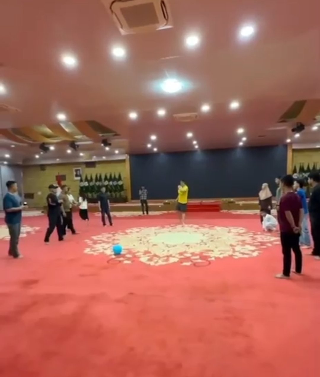 Aula Rumah Dinas Gubernur Sumut sedang digunakan untuk bermain bola.