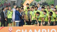 Gubernur Sumatera Utara (Sumut) Muhammad Bobby Afif Nasution menyerahkan Piala AFF U-19 2026 kepada Timnas Autralia setelah mengalahkan Thailand dengan skor 2-0 di Stadion Utama Sumatera Utara, Jalan Sena Deliserdang, Sabtu (13/6/2026) malam.