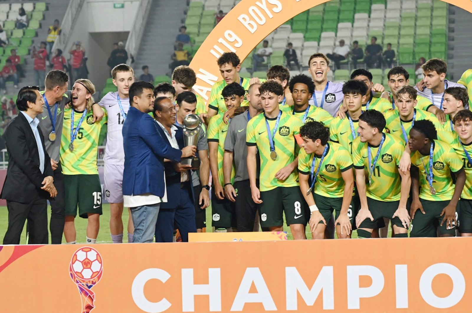 Gubernur Sumatera Utara (Sumut) Muhammad Bobby Afif Nasution menyerahkan Piala AFF U-19 2026 kepada Timnas Autralia setelah mengalahkan Thailand dengan skor 2-0 di Stadion Utama Sumatera Utara, Jalan Sena Deliserdang, Sabtu (13/6/2026) malam.