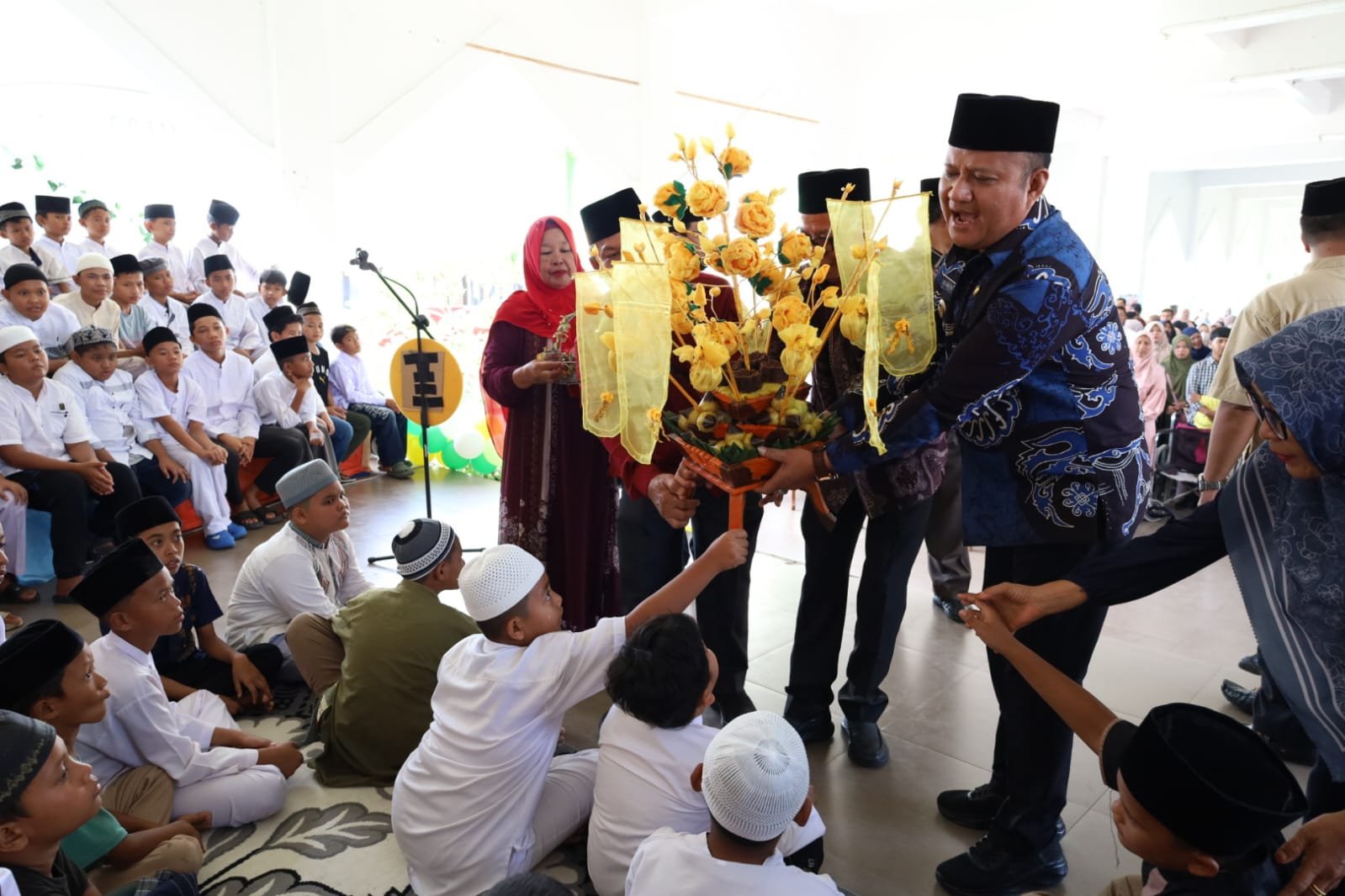 Wabup Asahan Rianto upah-upah anak peserta khitan massal