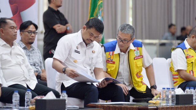 Gubernur Sumatera Utara (Sumut) Bobby Nasution menghadiri secara daring Peresmian Inpres Jalan Daerah TA 2025 oleh Presiden RI Prabowo Subianto dari Kabupaten Sampang, Madura, Jawa Timur melalui aplikasi Zoom meeting di Aula Tengku Rizal Nurdin Jalan Jenderal Sudirman Kota Medan, Selasa (23/6/2026). Presiden meresmikan pembangunan jalan daerah sepanjang 1.151 kilometer yang tersebar di 37 Provinsi di seluruh Indonesia.