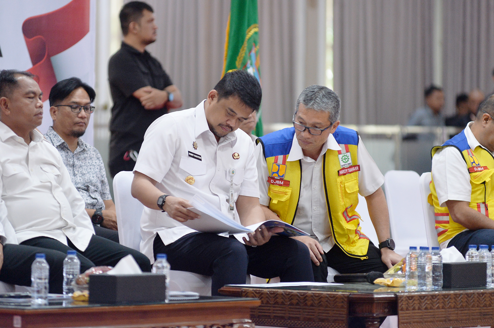 Gubernur Sumatera Utara (Sumut) Bobby Nasution menghadiri secara daring Peresmian Inpres Jalan Daerah TA 2025 oleh Presiden RI Prabowo Subianto dari Kabupaten Sampang, Madura, Jawa Timur melalui aplikasi Zoom meeting di Aula Tengku Rizal Nurdin Jalan Jenderal Sudirman Kota Medan, Selasa (23/6/2026). Presiden meresmikan pembangunan jalan daerah sepanjang 1.151 kilometer yang tersebar di 37 Provinsi di seluruh Indonesia.