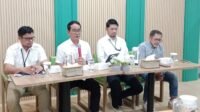 Bulog Sumut Pastikan Pimpinan Wilayah Perum Bulog Sumatera Utara, Budi Cahyanto, didampingiWakil Pemimpin Wilayah Bulog Sumut, Pls Kepala Satuan Pengawas Internal (KSPI) Rusli serta Manajer Pemasaran, saat memberikan keterangan kepada wartawan di kantornya, Rabu, ( 10/6/26)