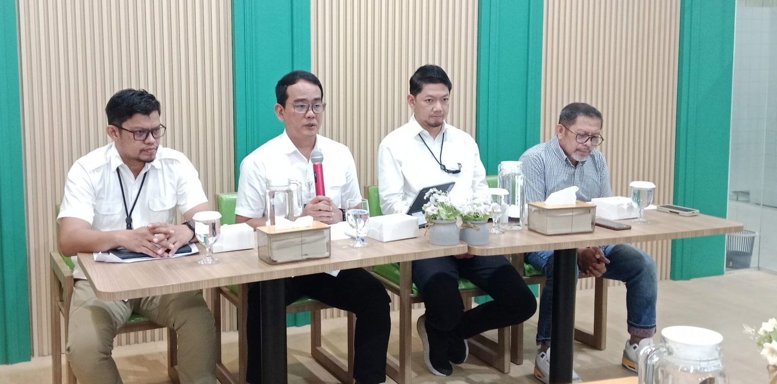 Pimpinan Wilayah Perum Bulog Sumatera Utara, Budi Cahyanto, didampingiWakil Pemimpin Wilayah Bulog Sumut, Pls Kepala Satuan Pengawas Internal (KSPI) Rusli serta Manajer Pemasaran, saat memberikan keterangan kepada wartawan di kantornya, Rabu, ( 10/6/26)