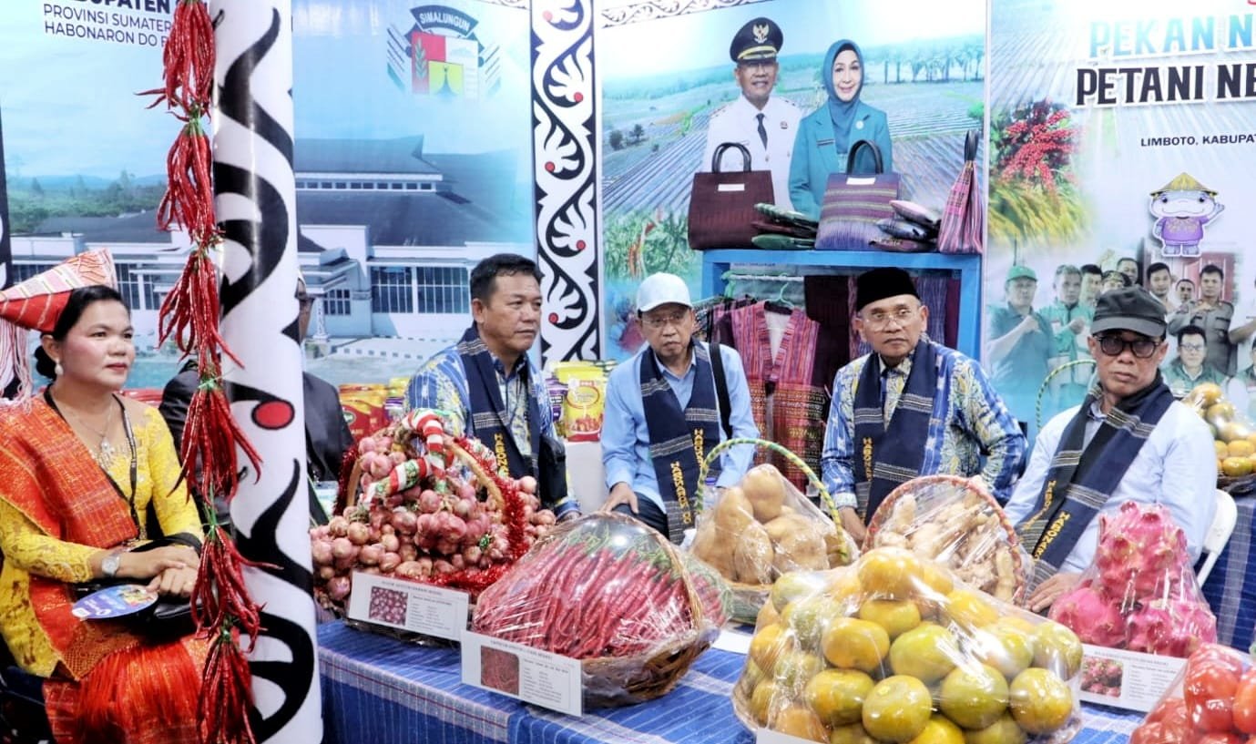Bupati Simalungun (paling kanan) saat hadiri pembukaan Street Food Jilid 3 Kawasan Kuliner Kota Tua Gorontalo. 
