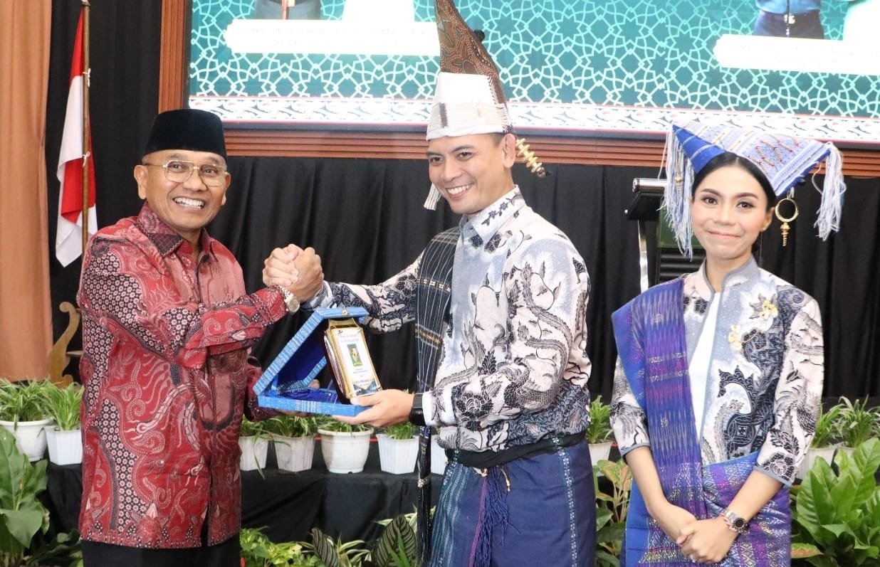 Bupati Simalungun saat serahkan cenderamata kepada Inf Gede Agus Dian Pringgana.