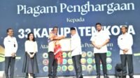 Bupati Simalungun saat menerima Penghargaan Dari Menhum RI atas Pembentukan 413 Posbankum.