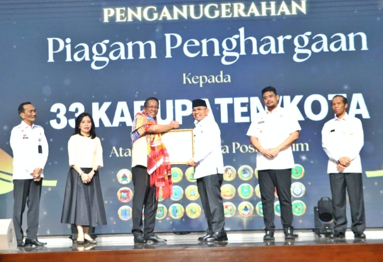 Bupati Simalungun saat menerima Penghargaan Dari Menhum RI atas Pembentukan 413 Posbankum.