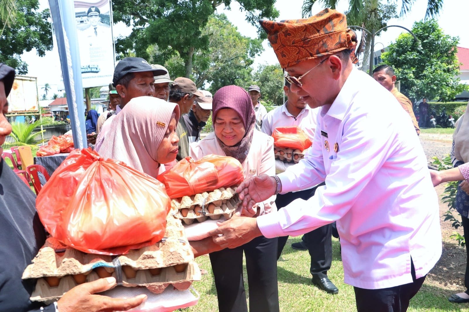 Bupati Simalungun berikan Sembako kepada penerima manfaat saat kunker ke Ujung Padang. 
