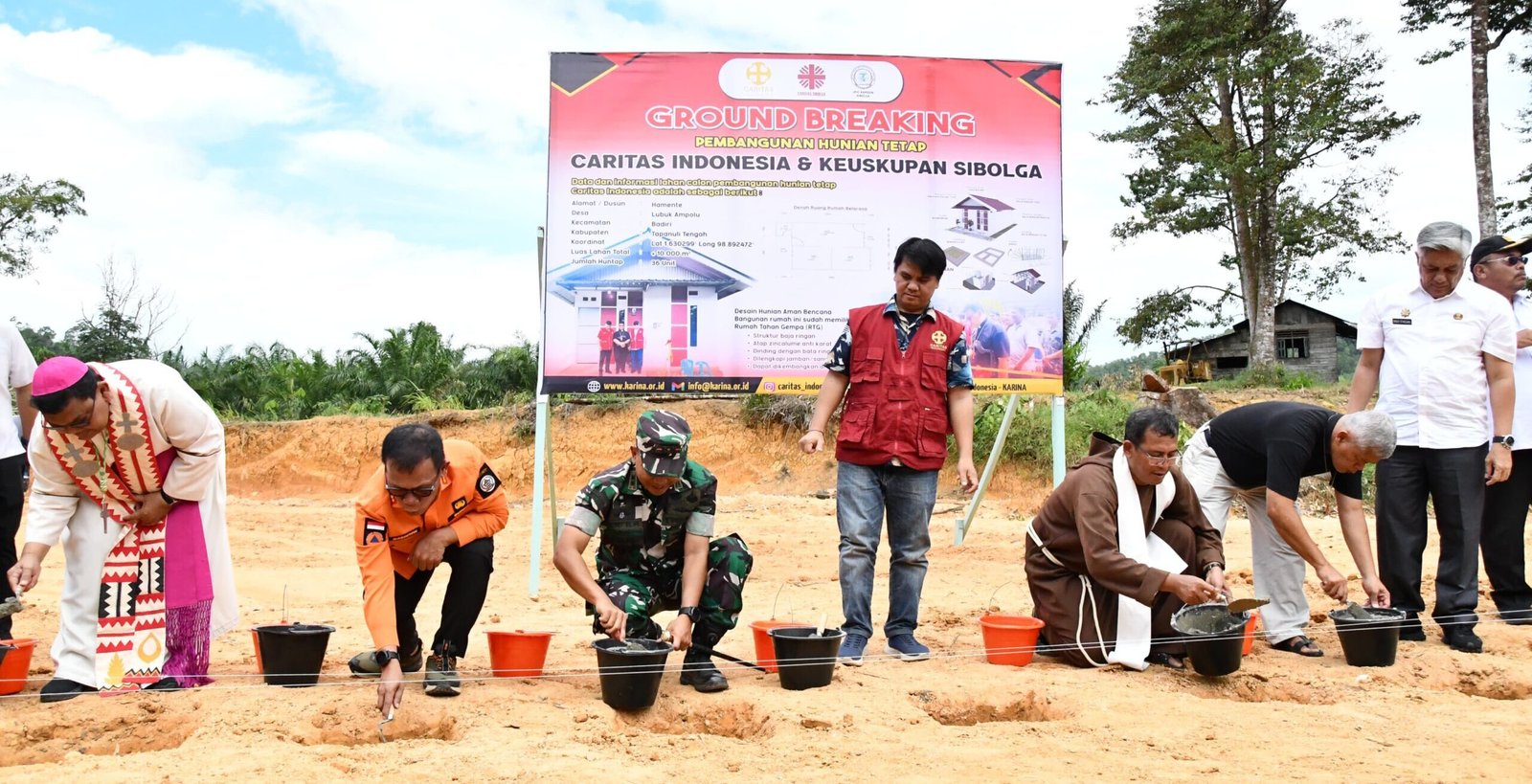 Bupati Tapteng Masinton Pasaribu bersama Keuskupan Sibolga dan Dandim 0211/TT saat melakukan peletakan batu pertama pembangunan 36 Huntap bagi korban bencana di Desa Ampolu, Kecamatan Badiri, Rabu (3/6/2026).