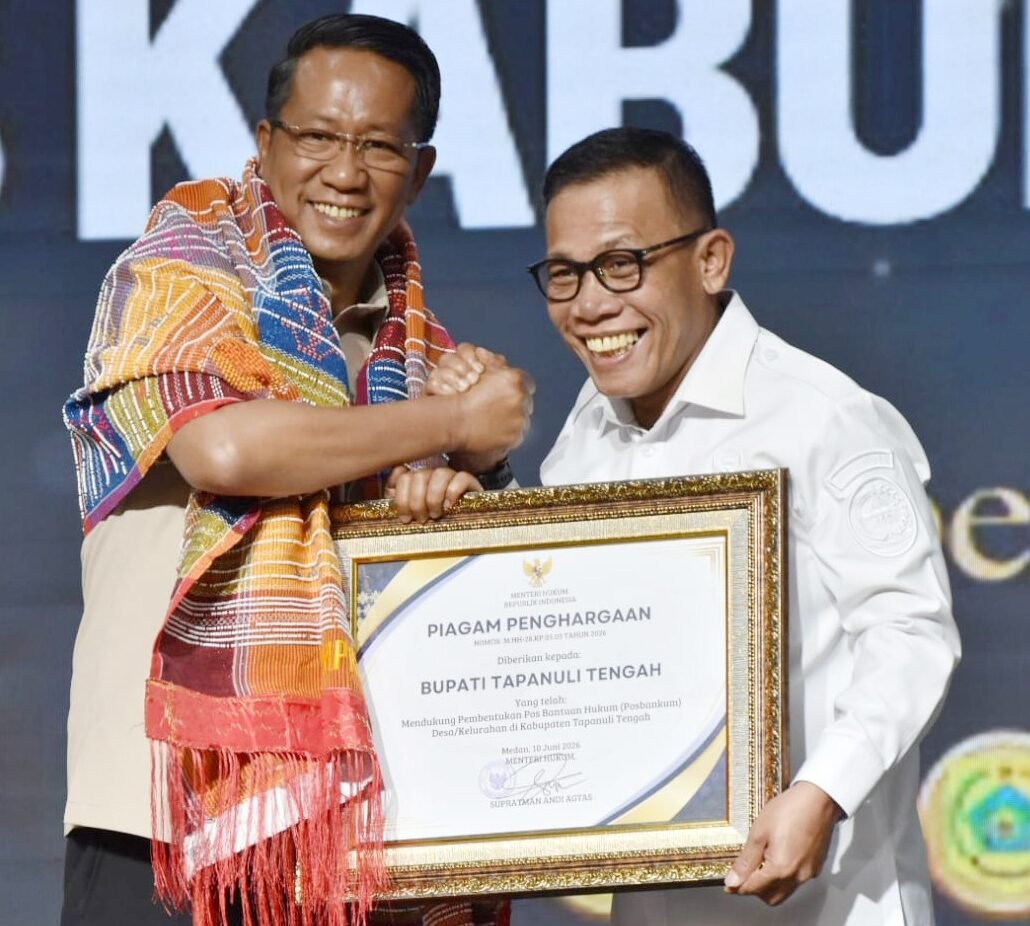Bupati Tapteng Masinton Pasaribu saat menerima penghargaan dari Menteri Hukum RI Supratman Andi Atgas di Aula Raja Inal siregar Kantor Gubsu, Rabu (10/6/2026).