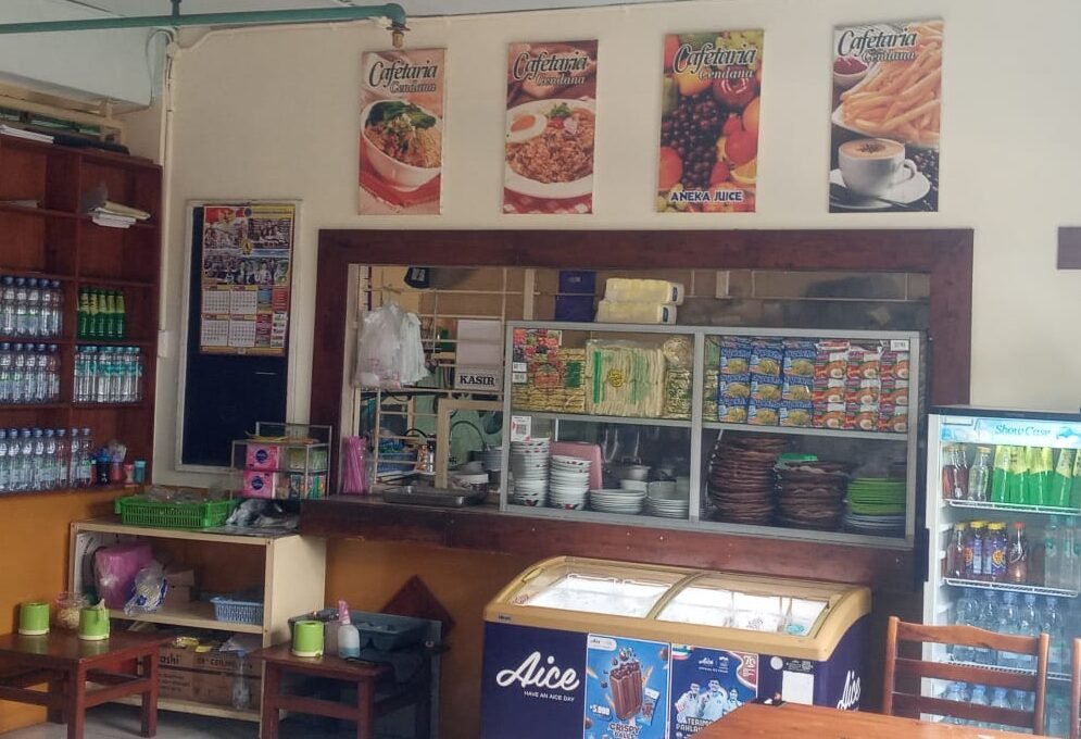 Cafetaria Cendana di gedung asrama mahasiswi UMA, di Jalan Kolam, Medan Estate, cukup refresentatif dan populer di kalangan mahasiswa dan mahasiswi.