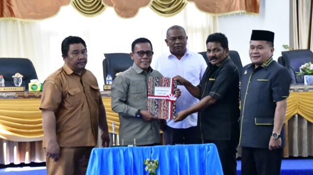 Bupati dan Ketua DPRD didampingi Wakil Ketua DPRD Tapteng foto bersama setelah penandatanganan berita acara rekomendasi LKJ Bupati TA 2025.