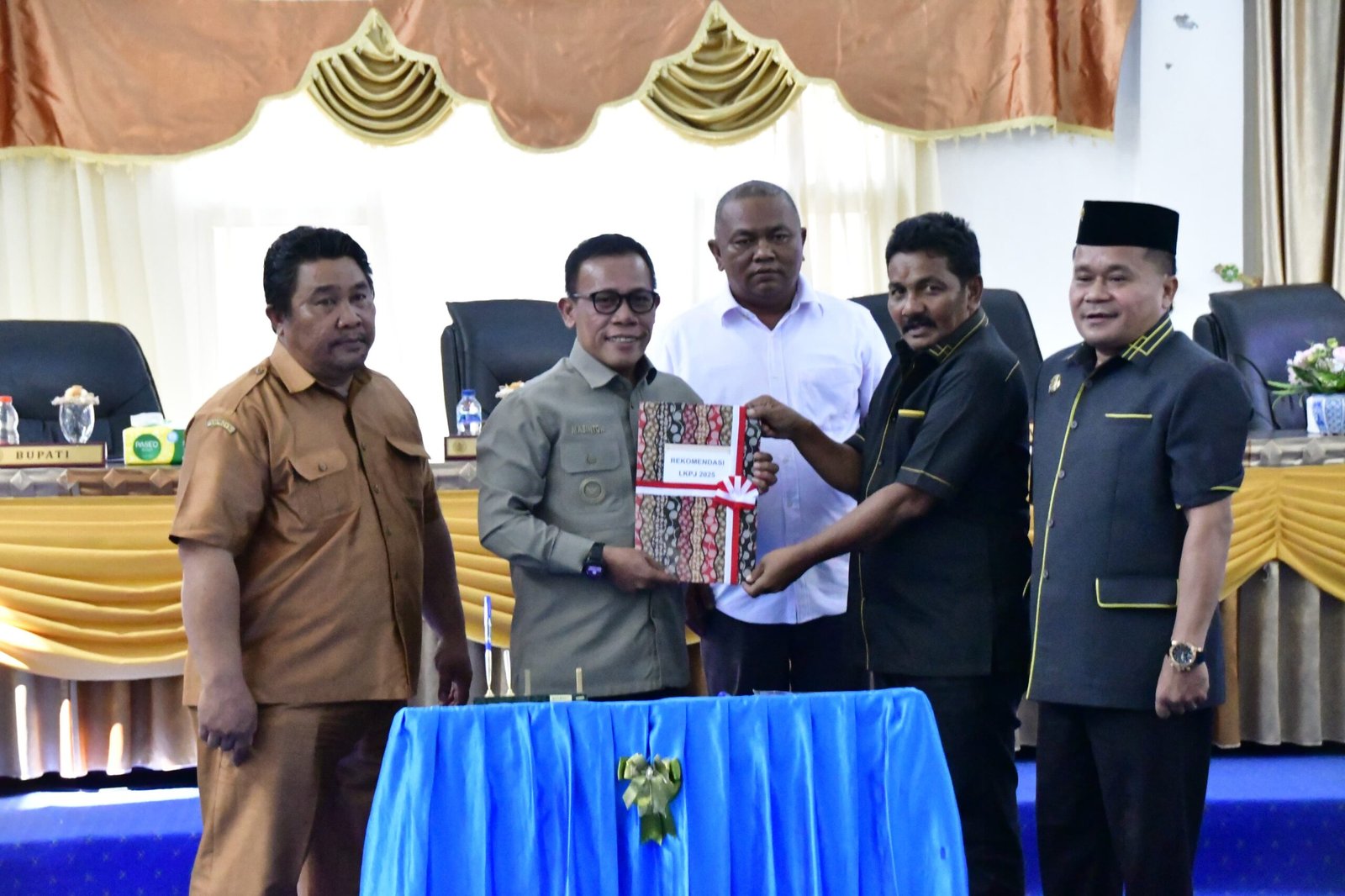 Bupati dan Ketua DPRD didampingi Wakil Ketua DPRD Tapteng foto bersama setelah penandatanganan berita acara rekomendasi LKJ Bupati TA 2025.