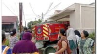Warga disekitaran Rumah paman Gubsu, Bobby Nasution mengerumuni mobil Damkar yang membawa air bersih.