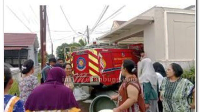 Warga disekitaran Rumah paman Gubsu, Bobby Nasution mengerumuni mobil Damkar yang membawa air bersih.