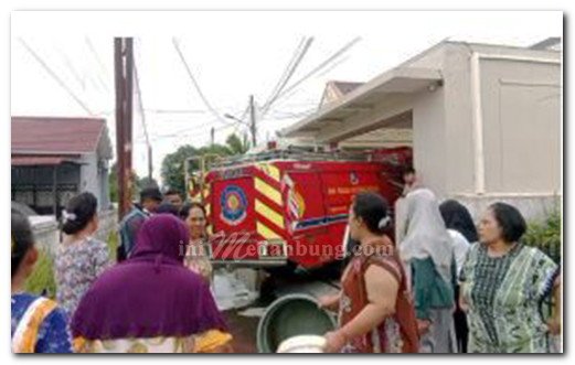 Warga disekitaran Rumah paman Gubsu, Bobby Nasution mengerumuni mobil Damkar yang membawa air bersih.