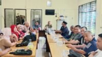Farianda Ajak Anggota Ketua PWI Sumut, Farianda Putra Sinik, memimpin rapat panitia Family Gettring.