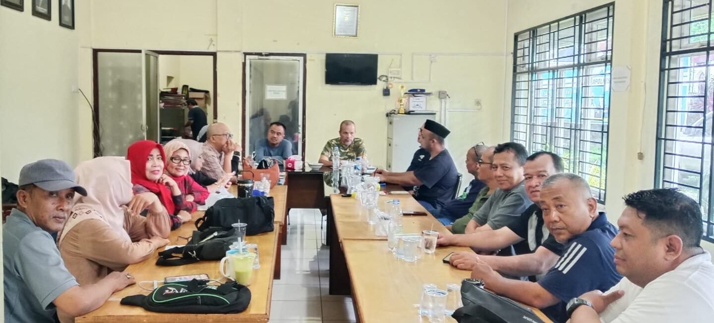 Ketua PWI Sumut, Farianda Putra Sinik, memimpin rapat panitia Family Gettring.