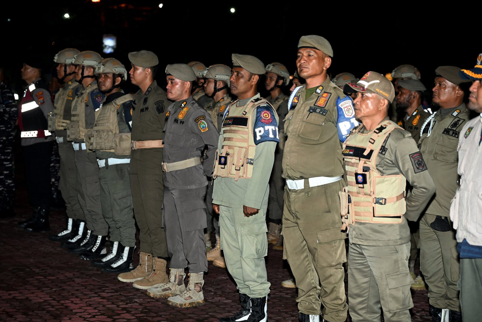 Satuan Polisi Pamong Praja Provinsi Sumatera Utara, dan Satuan Polisi Pamong Praja kabupaten Asahan beserta TNI dan Polri melakukan razia gabungan di sejumlah tempat hiburan malam di kota kisaran, kabupaten Asahan, pada (6 Juni 2026) dini hari di kota kisaran kabupaten Asahan, Razia ini dipimpin langsung oleh Kepala Satuan Polisi Pamong Praja Provinsi Sumatera Utara, Moettaqien Hasrimi dan Kepala Badan Kesbangpol Mulyono