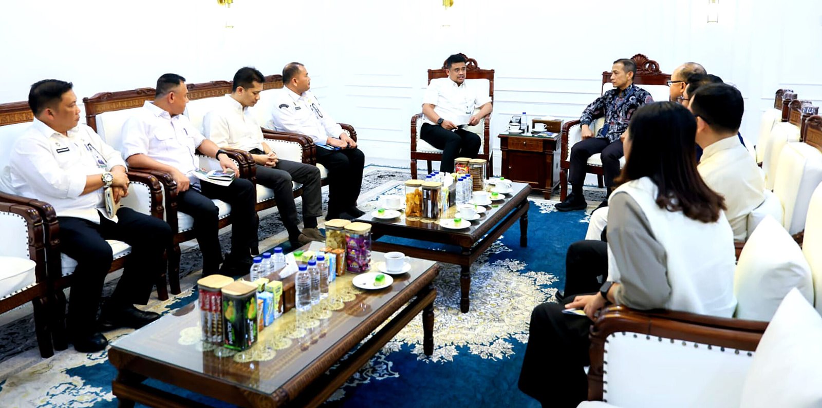 Gubernur Sumatera Utara (Sumut) Muhammad Bobby Afif Nasution menerima audiensi Kepala Otoritas Jasa Keuangan (OJK) Sumut Triyoga Laksito beserta jajaran di ruang kerja Gubernur Sumut, Jalan P. Diponegoro, Medan, Rabu (3/6/2026).