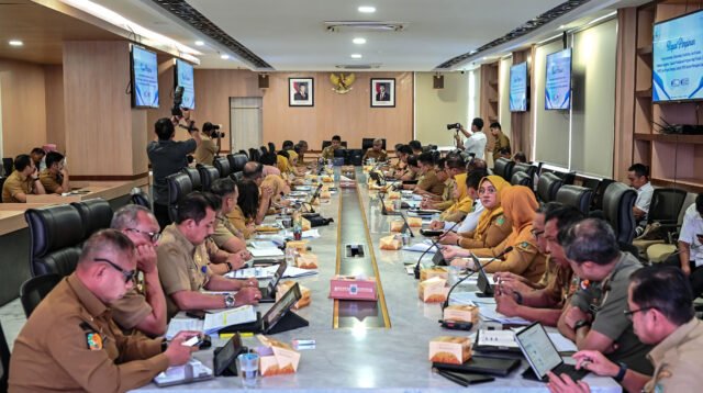 Gubernur Sumatera Utara (Sumut) Bobby Afif Nasution, Wakil Gubernur Sumut Surya, Penjabat Sekretaris Daerah Provinsi (Sekdaprov) Sulaiman Harahap saat memimpin Rapat Pimpinan Forum Koordinasi, Sinkronisasi, Monitoring, dan Evaluasi Realisasi Anggaran serta Capaian Pelaksanaan PHTC dan PSD seluruh perangkat daerah di Ruang Rapat I Lantai 2 Kantor Gubernur Sumut, Jalan Pangeran Diponegoro Nomor 30 Medan, Senin (22/6/2026).