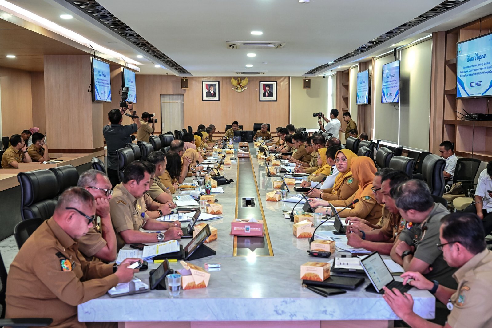 Gubernur Sumatera Utara (Sumut) Bobby Afif Nasution, Wakil Gubernur Sumut Surya, Penjabat Sekretaris Daerah Provinsi (Sekdaprov) Sulaiman Harahap saat memimpin Rapat Pimpinan Forum Koordinasi, Sinkronisasi, Monitoring, dan Evaluasi Realisasi Anggaran serta Capaian Pelaksanaan PHTC dan PSD seluruh perangkat daerah di Ruang Rapat I Lantai 2 Kantor Gubernur Sumut, Jalan Pangeran Diponegoro Nomor 30 Medan, Senin (22/6/2026).