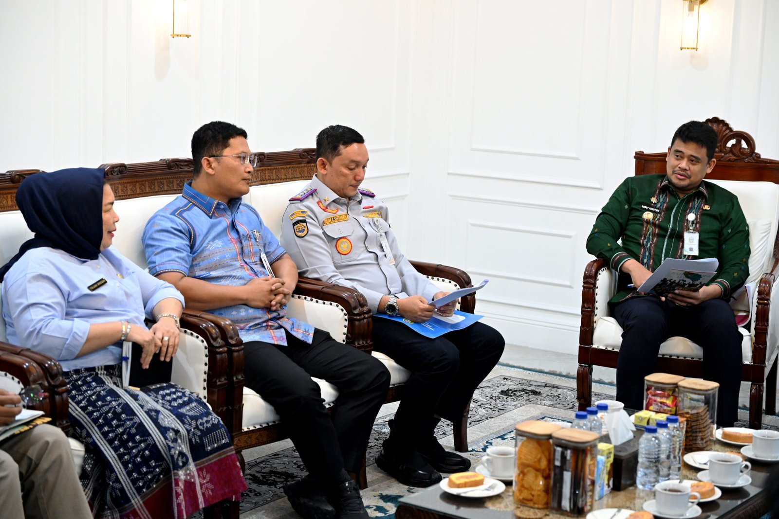 Gubernur Sumatera Utara (Sumut) Muhammad Bobby Afif Nasution di dampingi sejumlah OPD menerima Audiensi Pengurus Solidaritas Ojol Bersatu (Sobat) di ruang kerja Gubernur lantai 10 Kantor Gubernur, Kamis (18/6/2026).