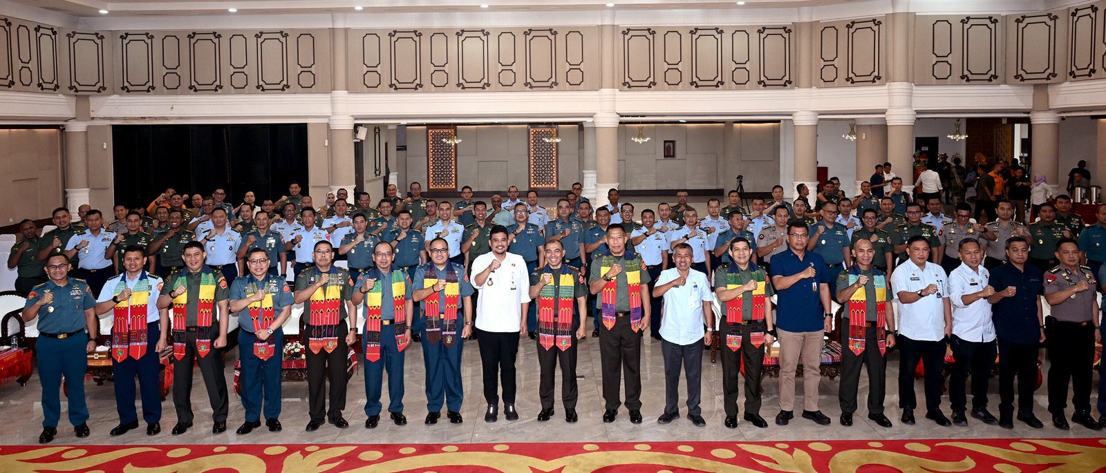 Gubernur Sumatera Utara Muhammad Bobby Afif Nasution  saat memberikan pembekalan kepada peserta Kuliah Kerja Dalam Negeri (KKDN) Pasis Dikreg LV Sesko TNI Tahun Ajaran 2026, di Aula Raja Inal Siregar, lantai 2 Kantor Gubernur Sumut, Jalan Dioonegori, Medan, Selasa (9/6/2026).