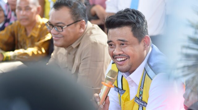 Gubernur Sumatera Utara (Sumut) Bobby Nasution meninjau ruas jalan rusak dan berdiskusi dengan masyarakat yang berada di Kecamatan Galang Kabupaten Deliserdang. Kamis (25/6/2026).