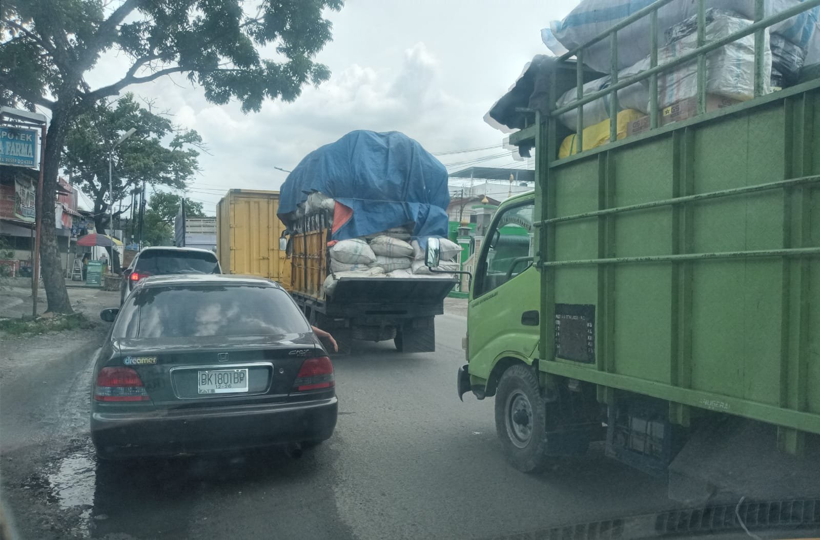 Jalan Letda Sujono di Kelurahan Tembung selalu di padati kenderaan roda dua dan kenderaan roda empat. Kemacetan pun acap kali terjadi.