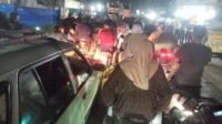 Tampak kenderaan roda dua dan roda empat terjebak macet di Jalan Pasar VII, Simpang Jodoh Tembung di Desa Bandar Klippa.