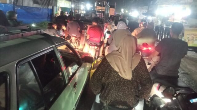 Jalan Pasar VII Simp Tampak kenderaan roda dua dan roda empat terjebak macet di Jalan Pasar VII, Simpang Jodoh Tembung di Desa Bandar Klippa.