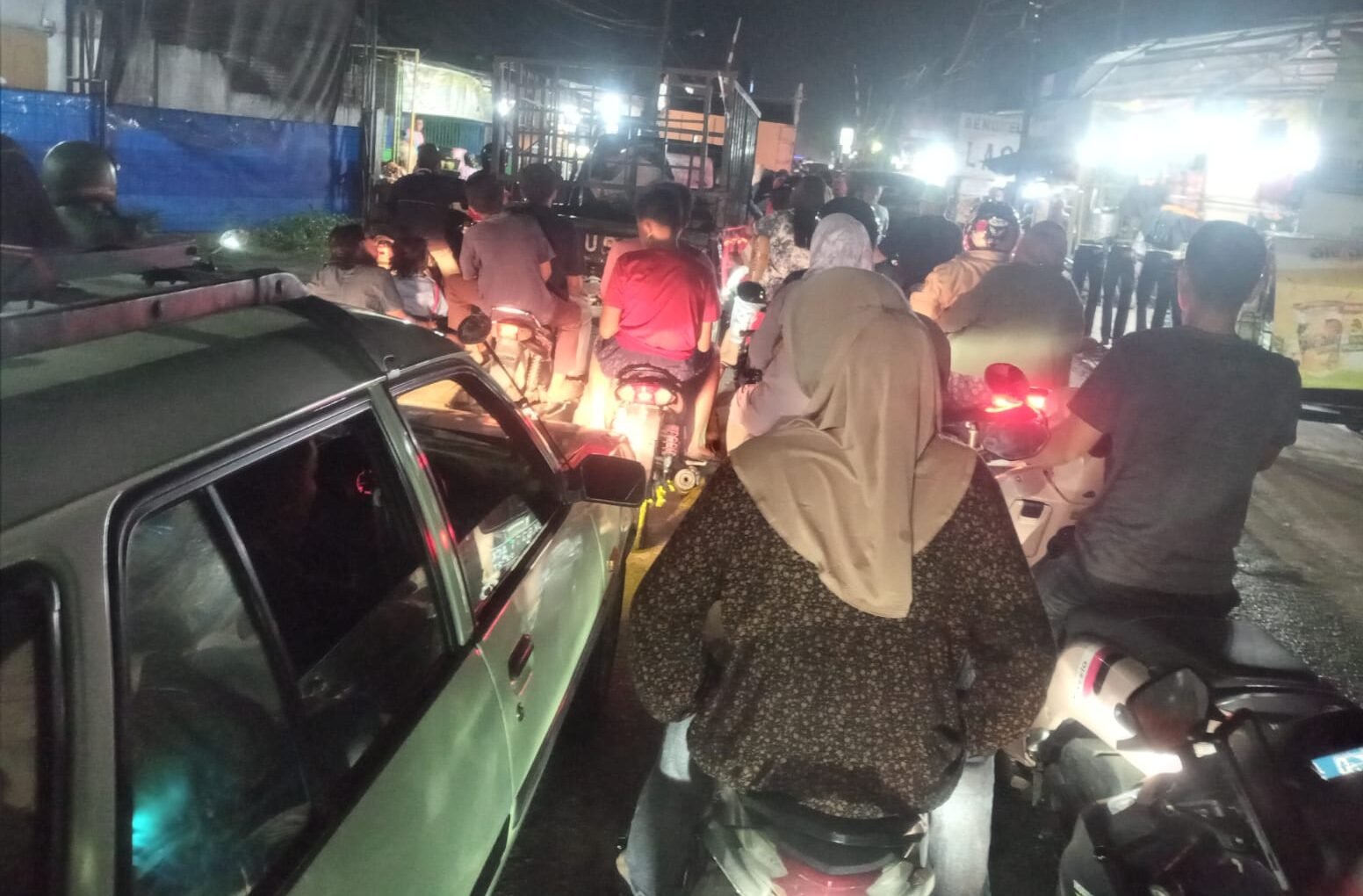 Tampak kenderaan roda dua dan roda empat terjebak macet di Jalan Pasar VII, Simpang Jodoh Tembung di Desa Bandar Klippa.