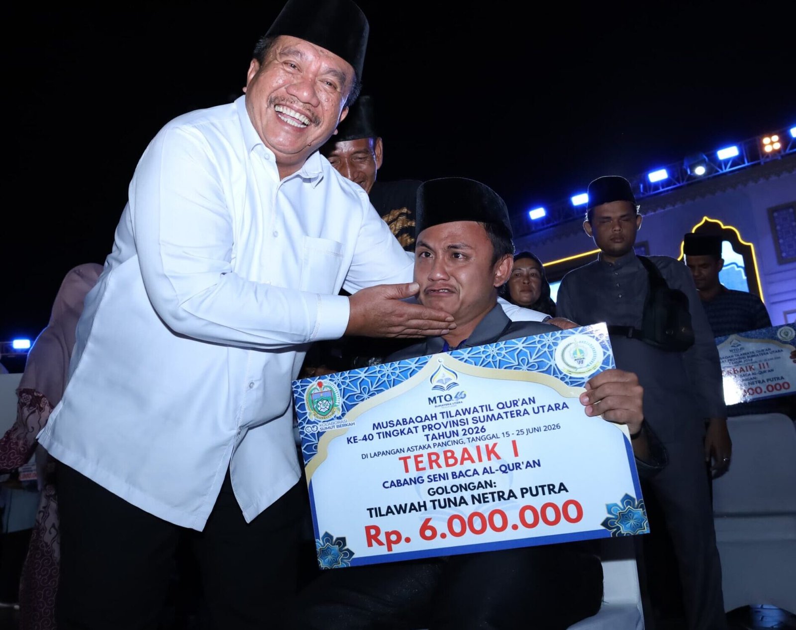 Bupati Asahan Taufik Zainal Abidin ucapkan selamat kepada salah seorang juara Kafilah Kabupaten Asahan.
