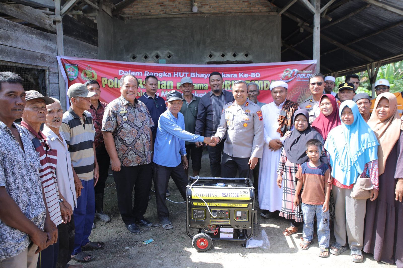 Kapolres Asahan AKBP Revi Nurvelani serahkan bantuan satu unit genset
