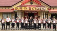 Kapolres Tapteng Kapolres Tapteng AKBP Muhammad Alan Haikel foto bersama dengan personel Polisi Tapteng yang menerima penghargaan berprestasi, Senin (1/6/2026).