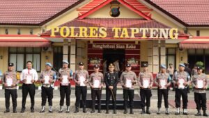 Kapolres Tapteng AKBP Muhammad Alan Haikel foto bersama dengan personel Polisi Tapteng yang menerima penghargaan berprestasi, Senin (1/6/2026).