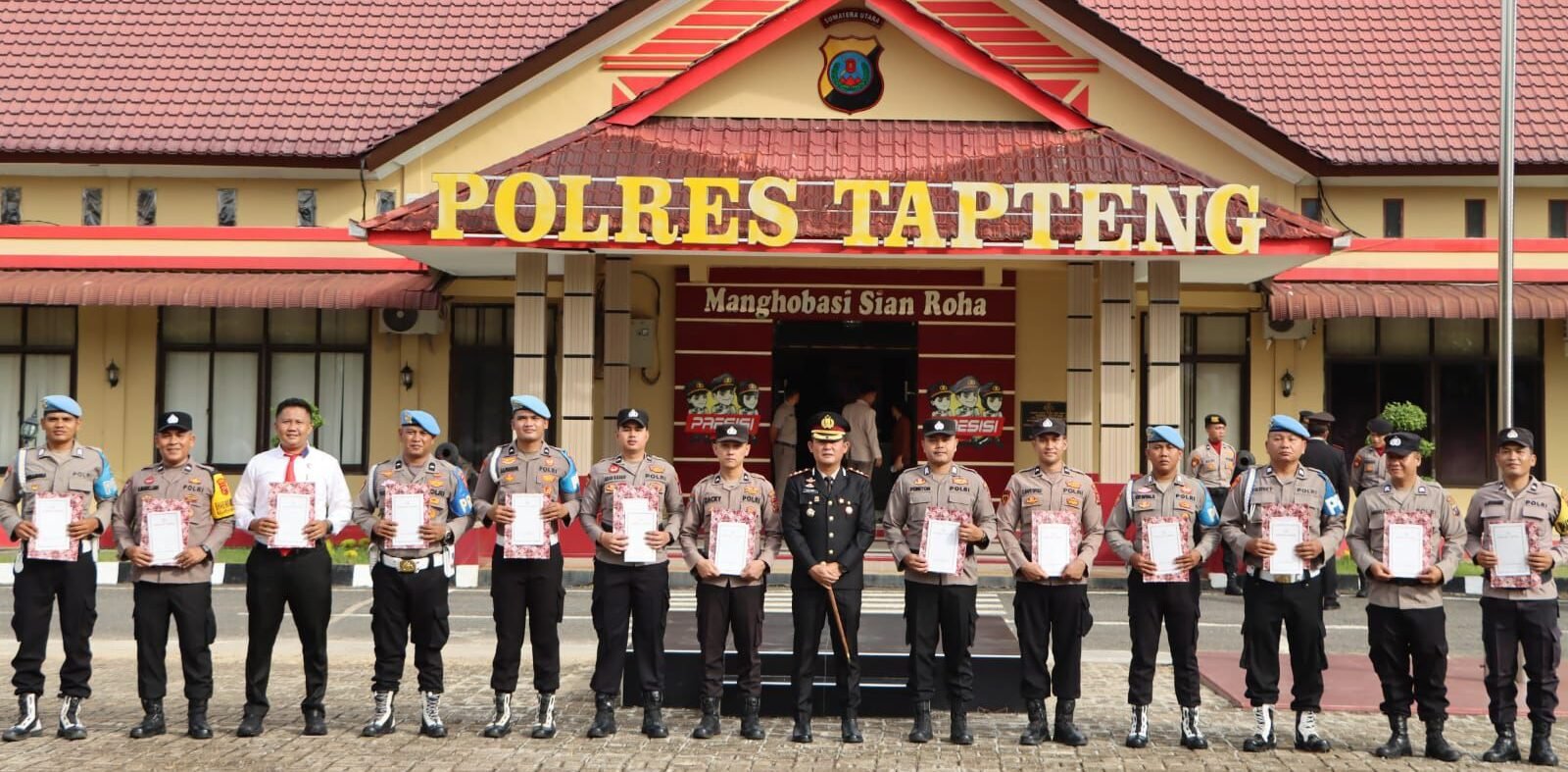 Kapolres Tapteng AKBP Muhammad Alan Haikel foto bersama dengan personel Polisi Tapteng yang menerima penghargaan berprestasi, Senin (1/6/2026).