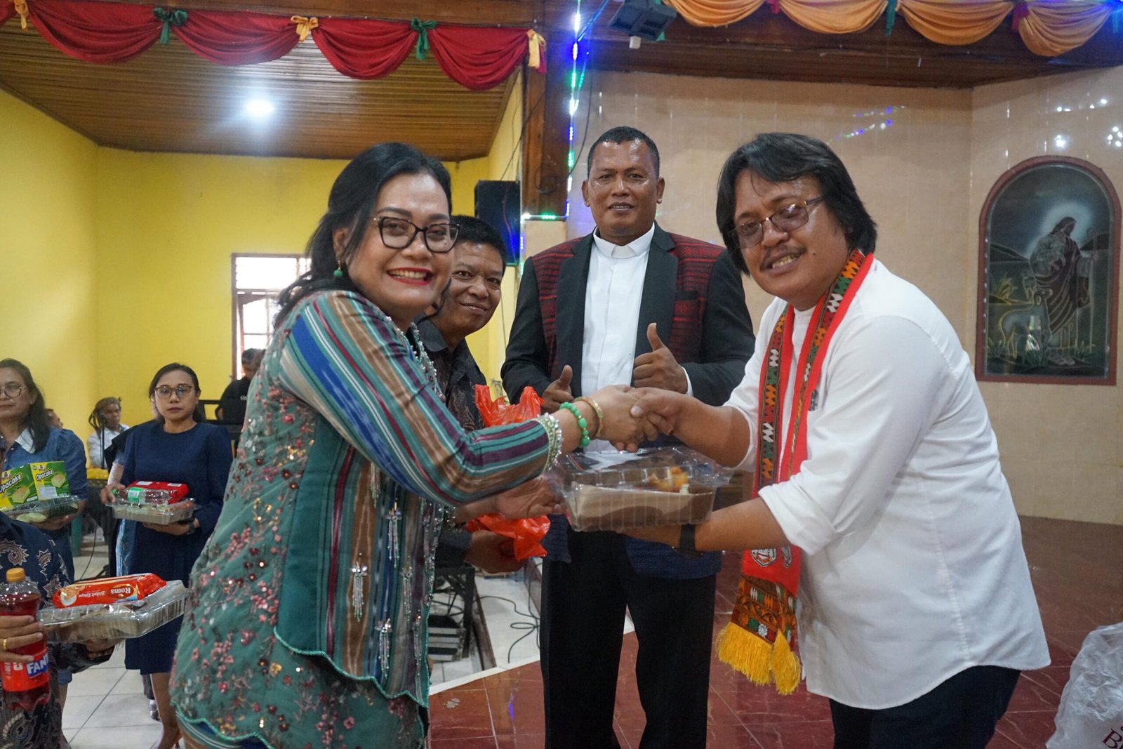 Ketua Tim PKK Taput Ny.Neny Angelina JTP Hutabarat hadiri Pesta Kebangkitan Anak Sekolah Minggu di Pahae Julu.