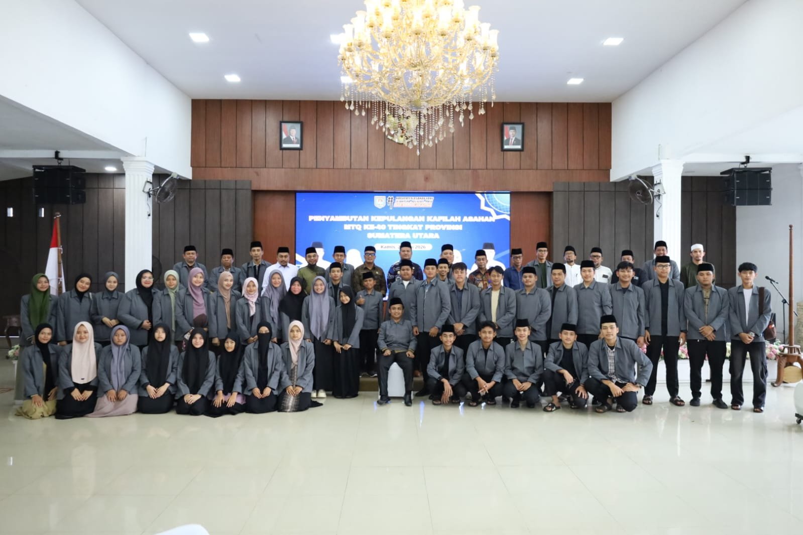 Wabup Asahan Rianto foto bersama Kafilah MTQ Kabupaten Asahan