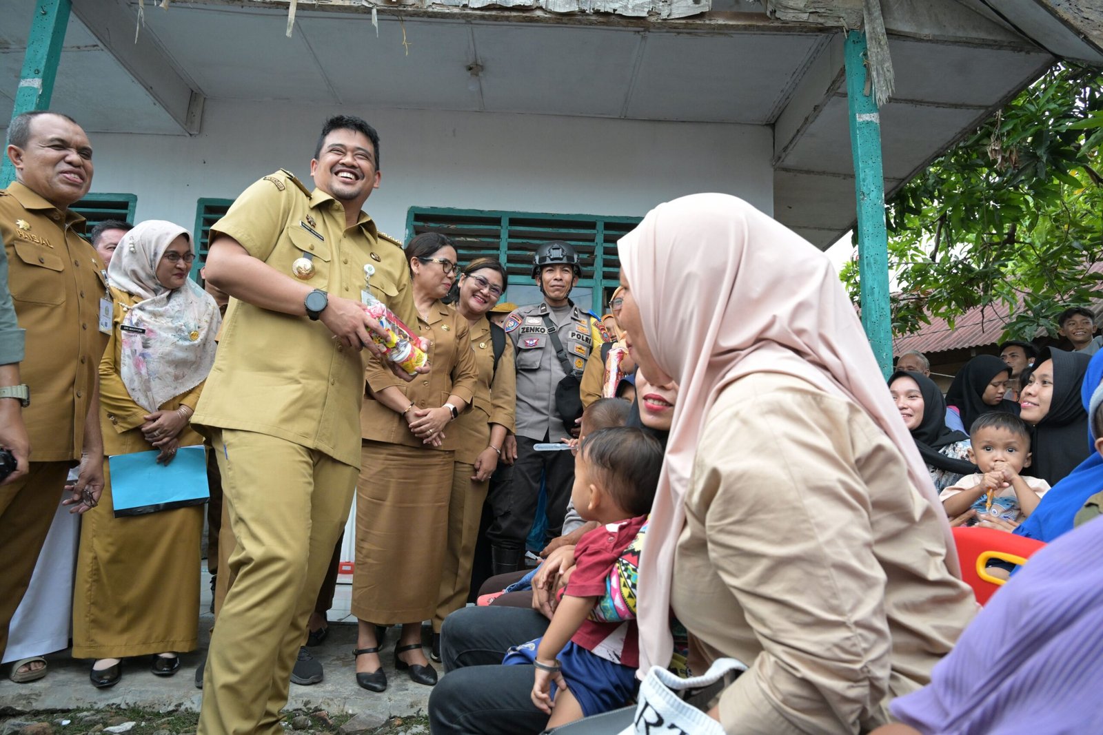 Gubernur Sumatera Utara Muhammad Bobby Afif Nasution didampingi Bupati Labuhanbatu Utara (Labura) Hendriyanto Sitorus melakukan kunjungan ke Rumah Sakita Umum Daerah (RSUD) Aek Kanopan Kabupaten Labura, baru-baru ini. Gubernur juga berkesempatan melihat langsung kondisi pasien di Rumah Sakit tersebut.