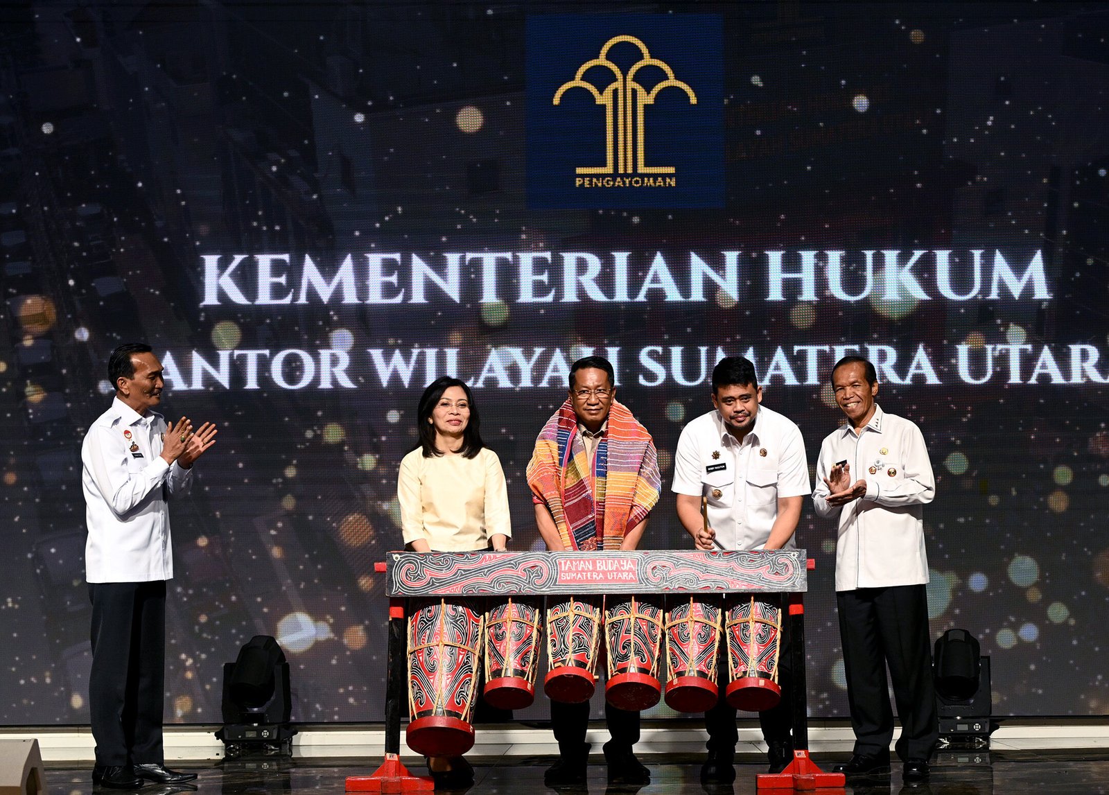 Gubernur Sumatera Utara (Sumut)  Muhammad Bobby Afif Nasution bersama Menteri Hukum Supratman Andi Agtas meresmikan 6110 Pos Bantuan Hukum (Posbankum) Sumut, di Aula Raja Inal Siregar lantai 2 Kantor Gubernur Sumut Jalan Diponegoro 30, Medan, Rabu (10/6/2026).