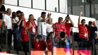 Gubernur Sumatera Utara (Sumut) Muhammad Bobby Afif Nasution bersama Wakil Gubernur Sumut Surya, Sekdaprov Sumut Sulaiman Harahap, Bupati Serdangbedagai Dharma Wijaya, serta sejumlah OPD Provinsi Sumut bersorak gembira saat Timnas U-19 Indonesia berhasil membobol gawang Timnas U-19 Timor Leste pada penyisihan Grup A Piala AFF 2026 di Stadion Utama Sumatera Utara, Deliserdang, Kamis (4/6/2026). Timnas U-19 Indonesia berhasil memenangkan laga dengan skor 3-0.