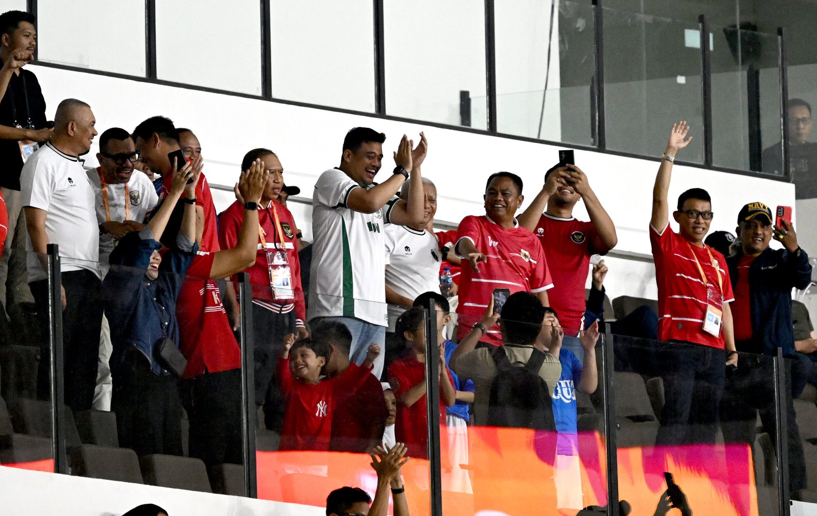 Gubernur Sumatera Utara (Sumut) Muhammad Bobby Afif Nasution bersama Wakil Gubernur Sumut Surya, Sekdaprov Sumut Sulaiman Harahap, Bupati Serdangbedagai Dharma Wijaya, serta sejumlah OPD Provinsi Sumut bersorak gembira saat Timnas U-19 Indonesia berhasil membobol gawang Timnas U-19 Timor Leste pada penyisihan Grup A Piala AFF 2026 di Stadion Utama Sumatera Utara, Deliserdang, Kamis (4/6/2026). Timnas U-19 Indonesia berhasil memenangkan laga dengan skor 3-0.
