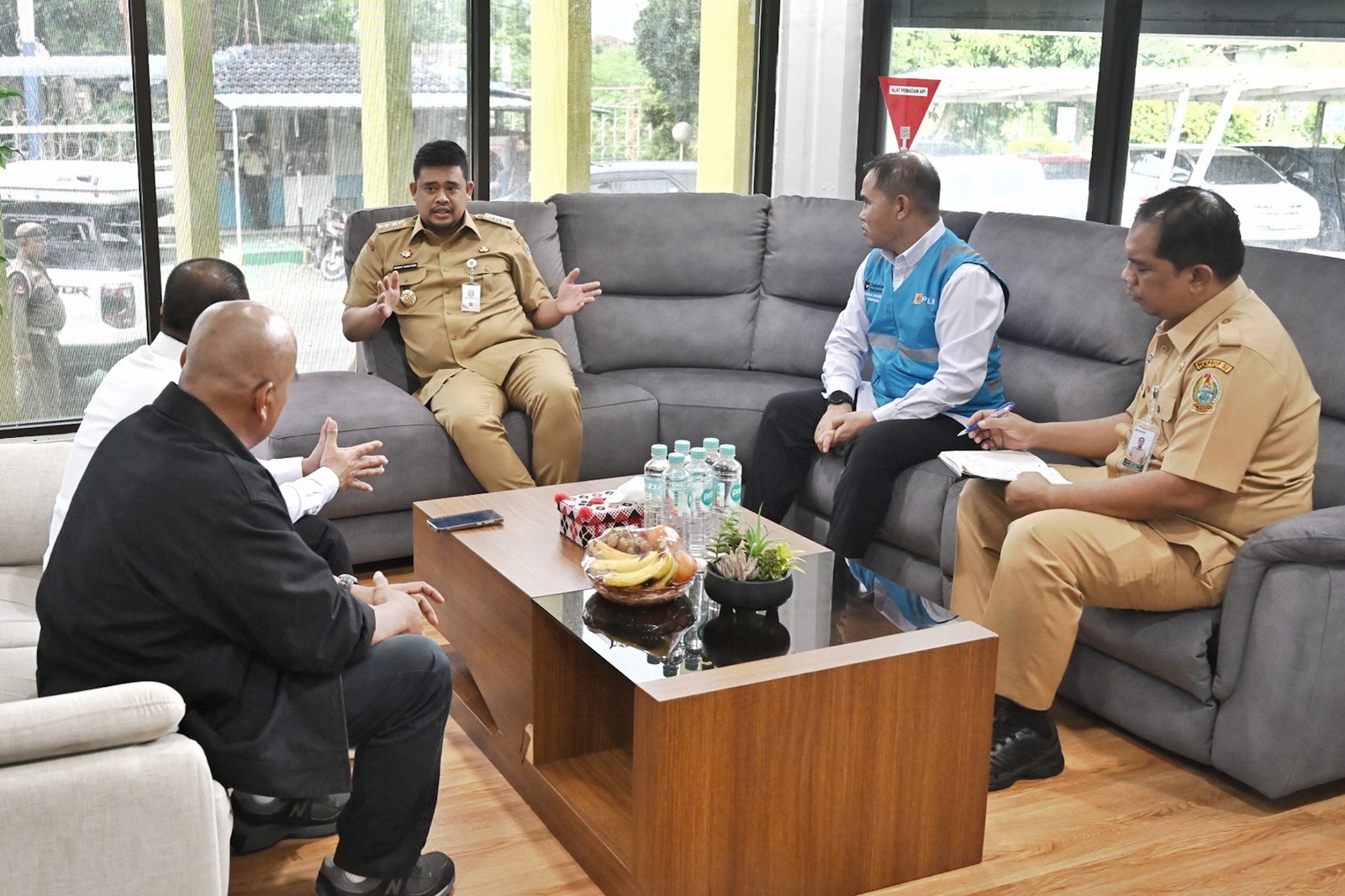 Gubernur Sumatera Utara (Sumut) Muhammad Bobby Afif Nasution melakukan kunjungan kerja ke Kantor PT PLN (Persero) Unit Pelaksana Pengatur Beban (UP2B) Wilayah Sumatera Bagian Utara (Sumbagut) di Lorong XII Nomor 6 Glugur, Kota Medan, Senin (8/6/2026).