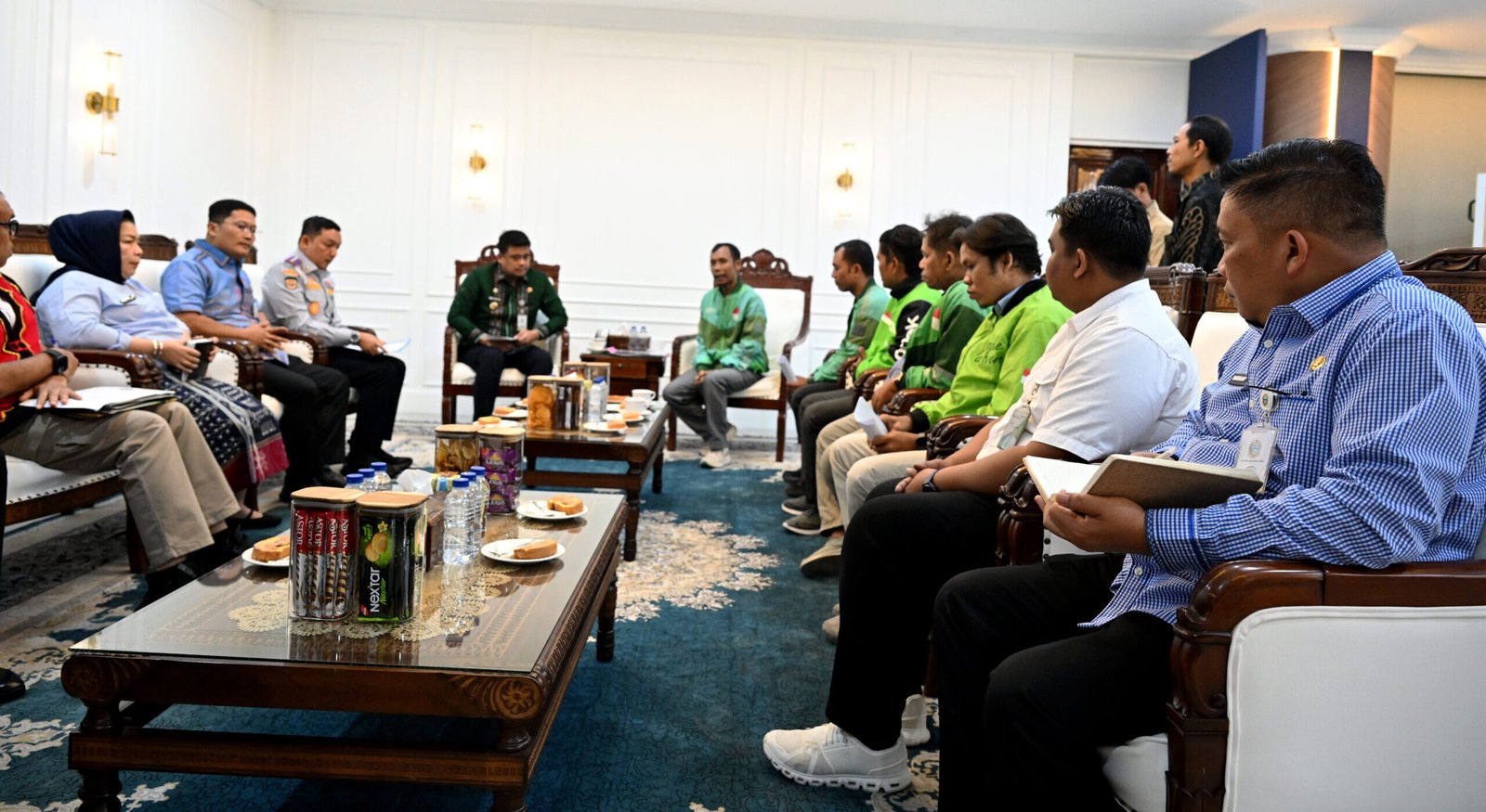 Gubernur Sumatera Utara (Sumut) Muhammad Bobby Afif Nasution di dampingi sejumlah OPD menerima Audiensi Pengurus Solidaritas Ojol Bersatu (Sobat) di ruang kerja Gubernur lantai 10 Kantor Gubernur, Kamis (18/6/2026).